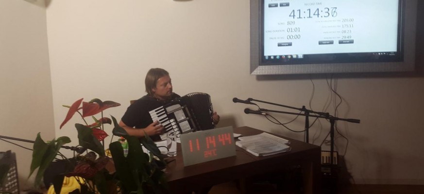 NOVI SVJETSKI REKORD Slovenac svirao harmoniku 50 sati bez prestanka