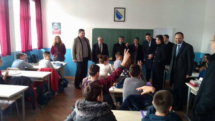 Donacija OŠ „Kiseljak 1“: Učenici uskoro u novim klupama
