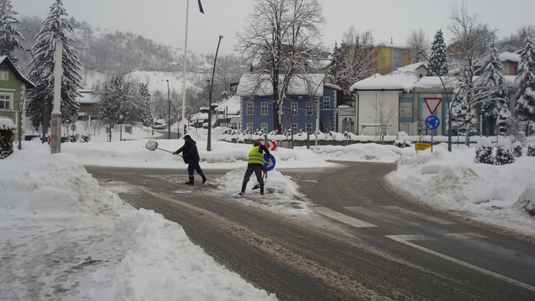 Velike količine snijega i dalje zadaju probleme građanima Cazina