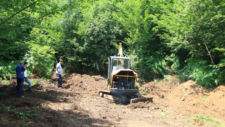 Srebrenica: Počeli radovi na otkrivanju masovne grobnice u Budaku