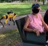 Jezivi robot u Singapuru parkom kako bi upozoravao ljude da drže distancu
