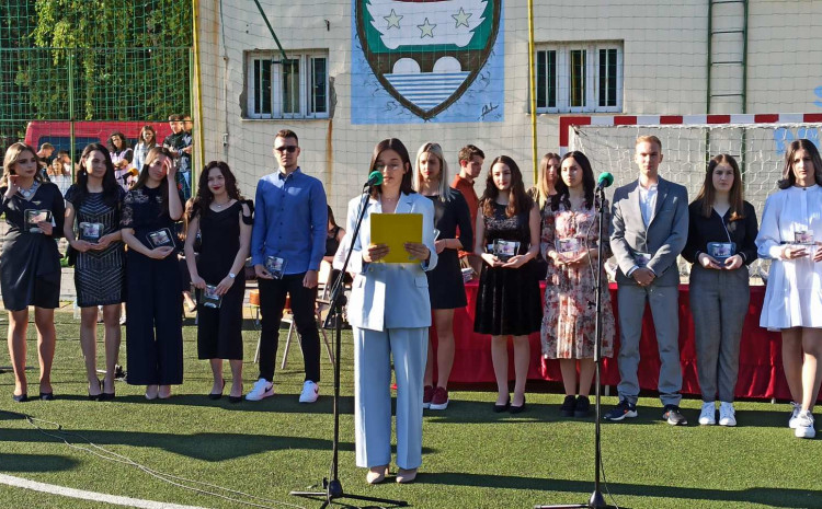 Svečanost za maturante na stadionu u Bugojnu