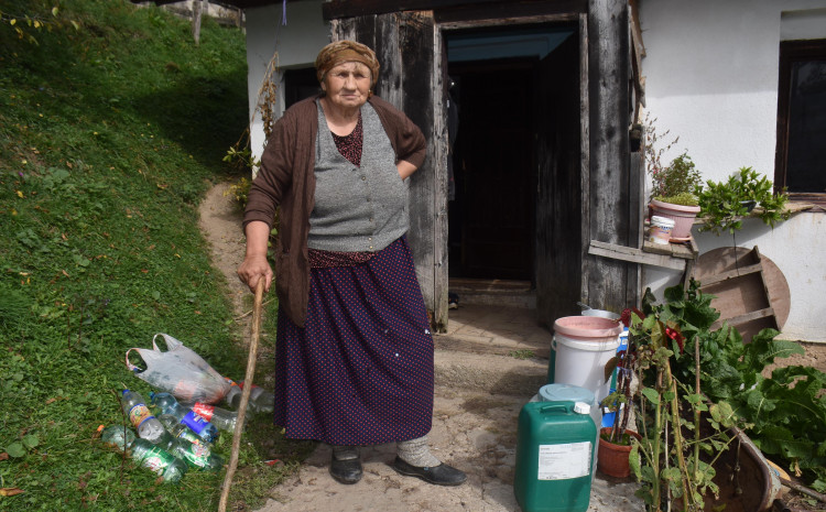 Tužna slika: Porodica Bećirević godinama vodu nosi u kanisterima