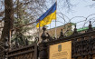 Ukrajinska zastava skinuta sa ambasade u Moskvi