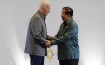 Premijer Kambodže pozitivan na koronavirus, rukovao se s Bajdenom i svjetskim liderima