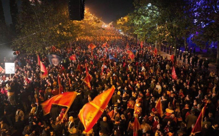 Počeo drugi protest "Ima nas": Više hiljada građana ispred Skupštine Crne Gore