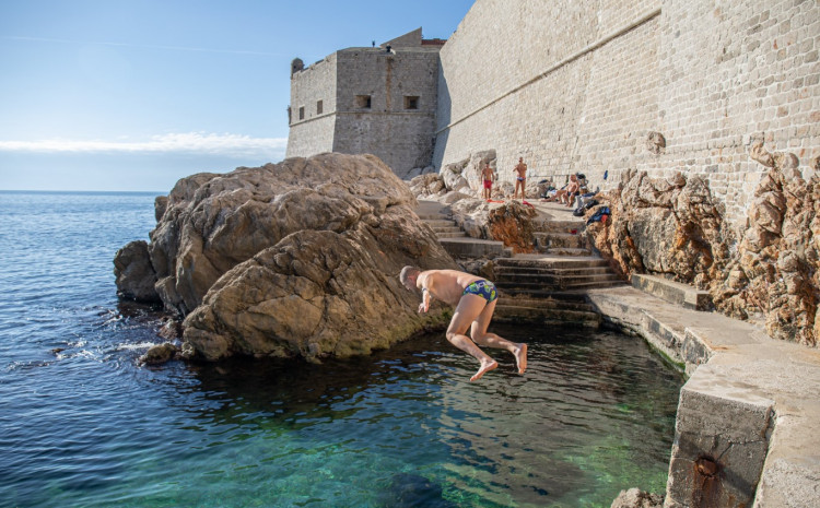 U Dubrovniku kupači skočili u more, brojni turisti na kafi u bašti 