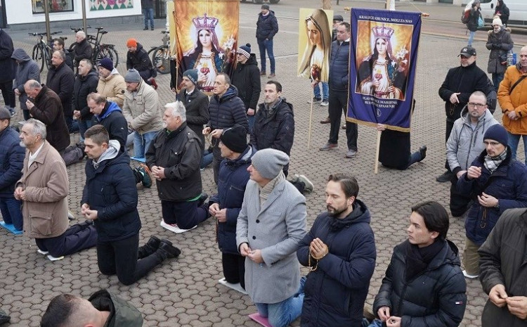 Muškarci kleče u centru Zagreba: Mole se protiv spolnih odnosa prije braka